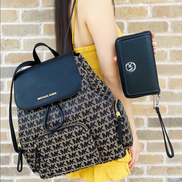 Michael Kors Handbags - SALE‼️‼️ 🎁💕Michael kors backpack &wallet BUNDLE